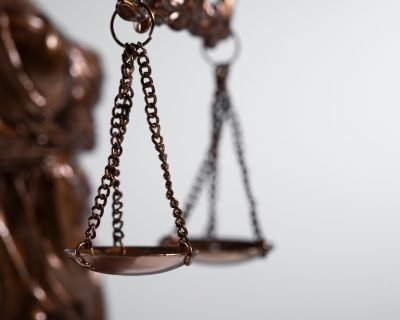 natureza-morta-com-balanca-da-justica