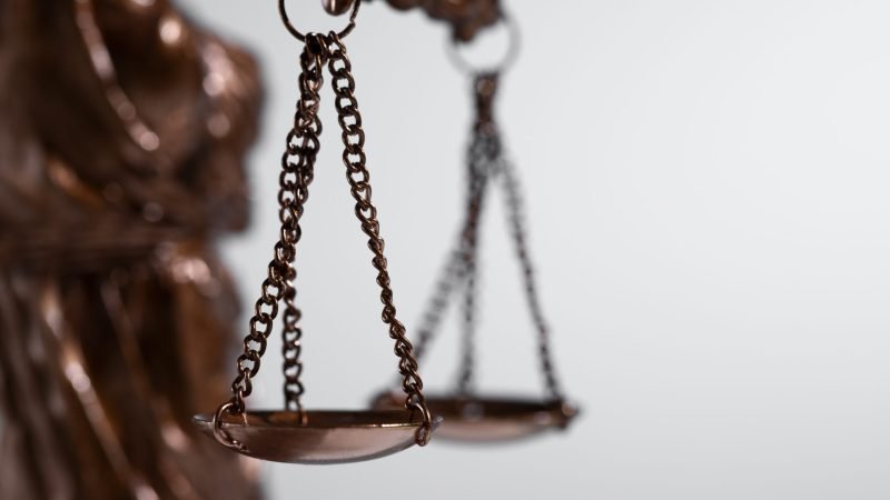 natureza-morta-com-balanca-da-justica